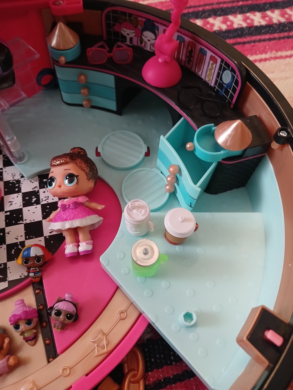 L.O.L. Surprise! Pink Playset Carry Case with Dolls - Picture 5 of 9